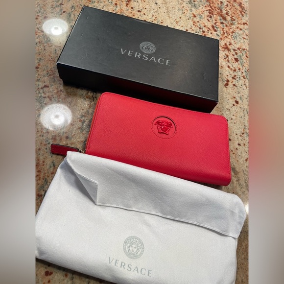 Versace Medusa Women's Bright Red 100% Textured Leather Zip-Around Wallet NEW - Picture 2 of 16